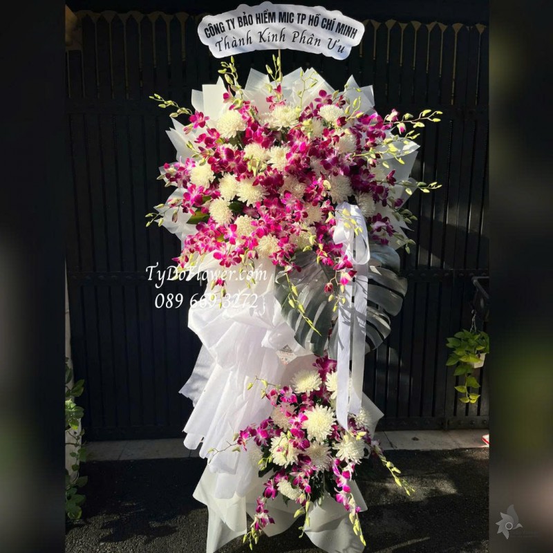 KCB1025874 KỆ HOA TANG LỄ VÒNG HOA CHIA BUỒN Kính Viếng Thiết kế hoa cúc Magum, lan tím, lá trầu bà nam mỹ