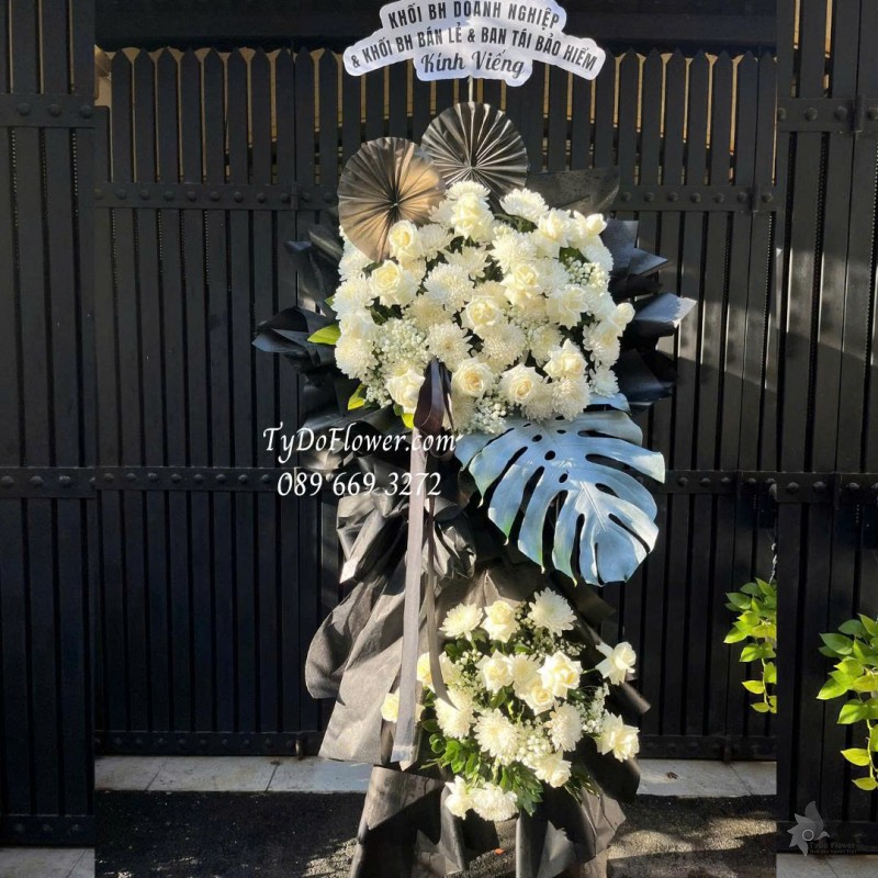 KCB1025875 KỆ HOA TANG LỄ VÒNG HOA CHIA BUỒN Kính Viếng Thiết kế hoa cúc Magum, hoa hồng trắng, lá trầu bà nam mỹ