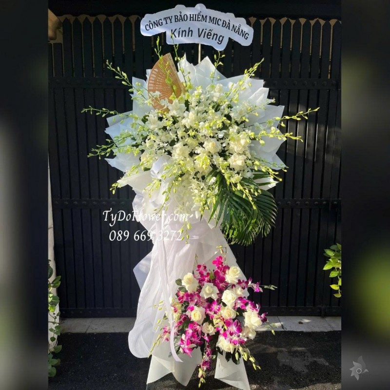 KCB1025876 KỆ HOA TANG LỄ VÒNG HOA CHIA BUỒN Kính Viếng Thiết kế hoa hồng trắng, lan trắng, lan tím
