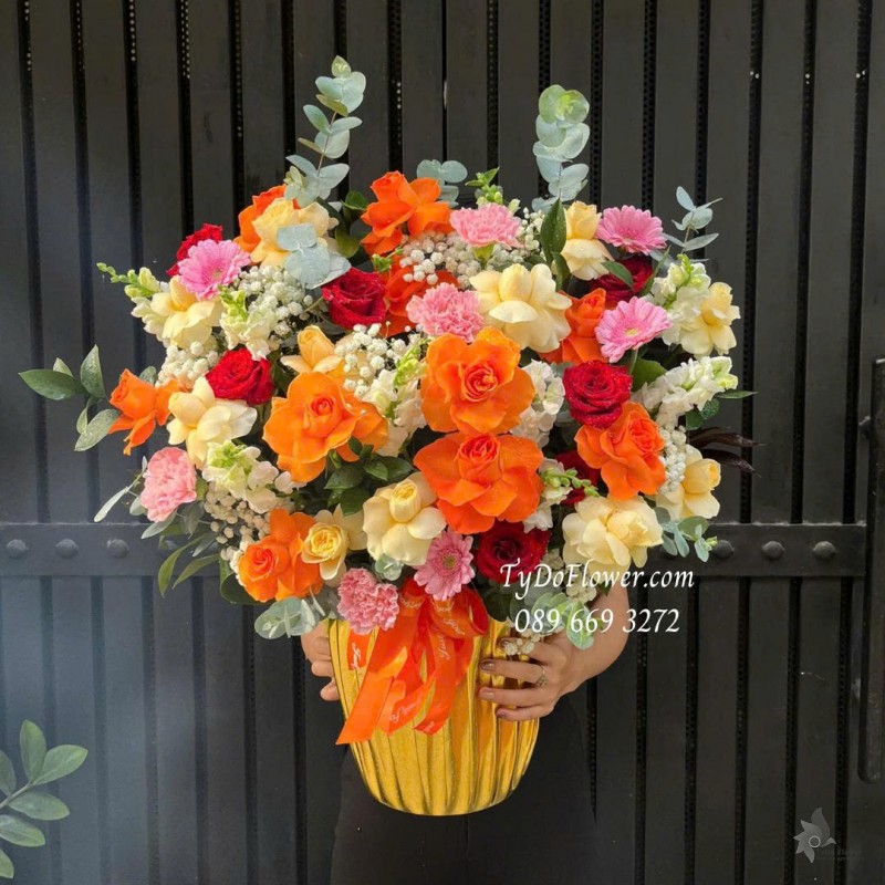 G1125882 GIỎ HOA CHÚC MỪNG Thiết kế hoa hồng đa sắc, phối hoa màu ngẫu nhiên