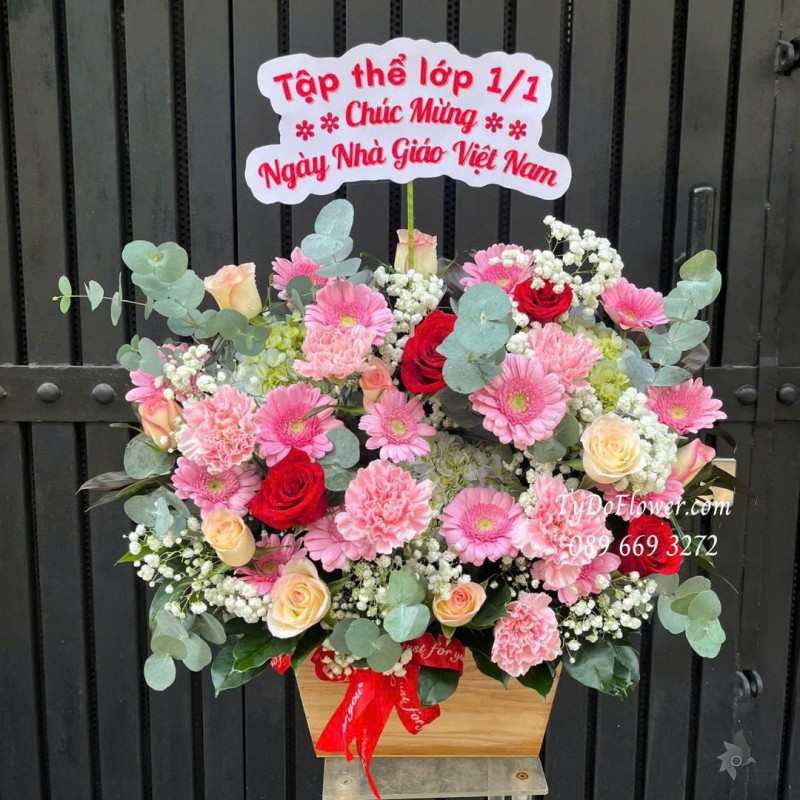 G1125884 GIỎ HOA CHÚC MỪNG NGÀY NHÀ GIÁO VIỆT NAM Thiết kế hoa đa sắc đỏ hồng vàng, hoa phối ngẫu nhiên