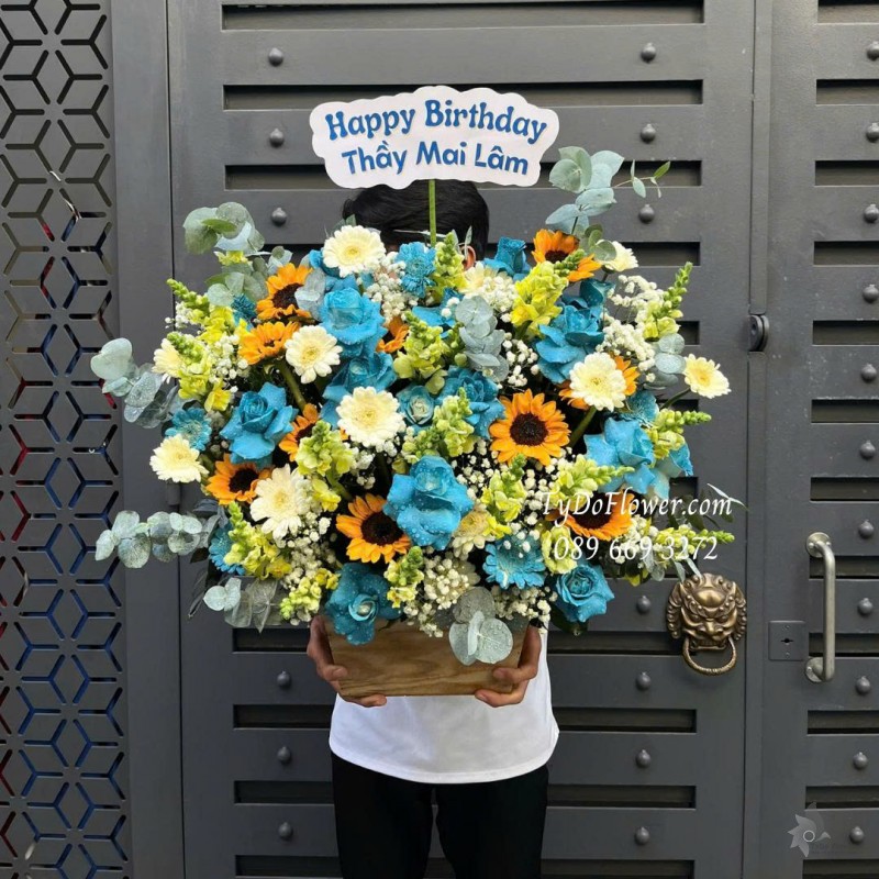 G1125885 GIỎ HOA CHÚC MỪNG SINH NHẬT Thiết kế hoa hồng xanh dương, hoa hướng dương, đồng tiền mini. mõm sói