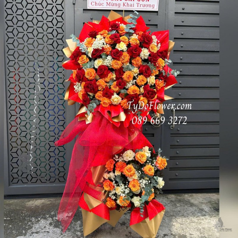 KCM0126032 KỆ HOA CHÚC MỪNG KHAI TRƯƠNG Thiết kế hoa hồng đỏ Ecuador, cam Spirit, vàng Victor trên nền giấy mỹ thuật cao cấp