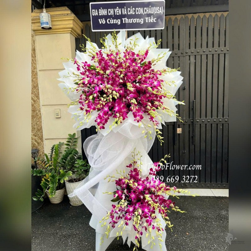 KCB1125900 KỆ HOA TANG LỄ VÒNG HOA CHIA BUỒN Vô Cùng Thương Tiếc Thiết kế 02 tầng hoa lan tím