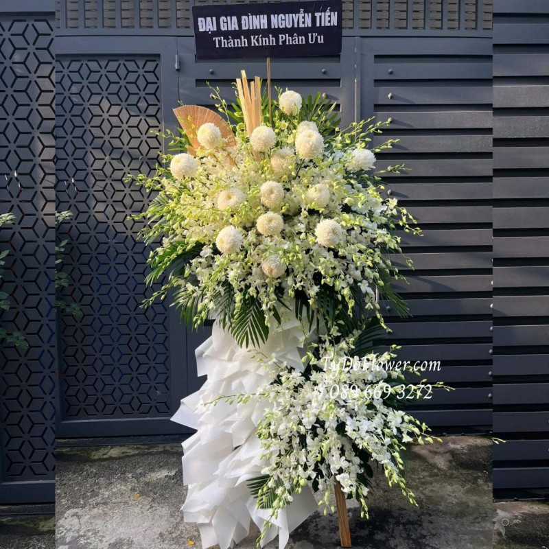 KCB1125901 KỆ HOA TANG LỄ VÒNG HOA CHIA BUỒN Thành Kính Phân Ưu Thiết kế 02 tầng hoa lan trắng, cúc mẫu đơn trắng