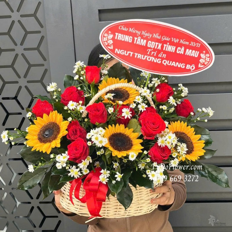 G1125906 GIỎ HOA TRI ÂN THẦY Thiết kế hoa đồng tiền đỏ, hoa hướng dương