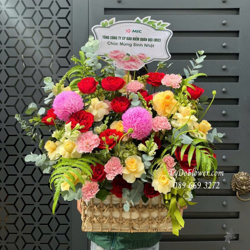 G1125913 GIỎ HOA CHÚC MỪNG SINH NHẬT Thiết kế hoa hồng đỏ Red Ohara Rose, vàng Victor, cúc mẫu đơn hồng