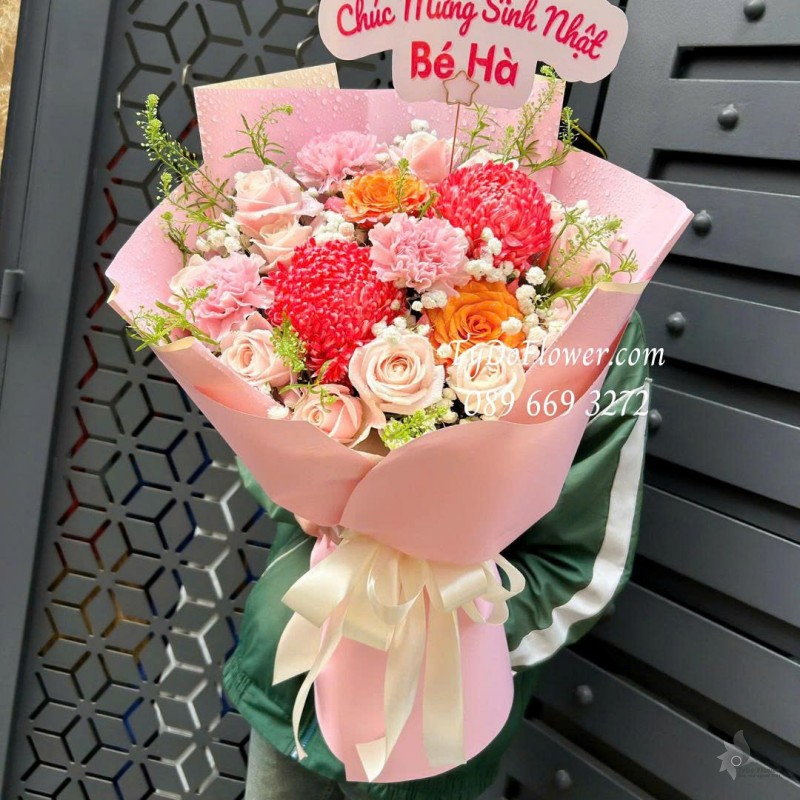 B0126042 BÓ HOA CHÚC MỪNG SINH NHẬT Thiết kế tông màu hồng chủ đạo. điểm nhấn hoa màu cam, phối hoa ngẫu nhiên
