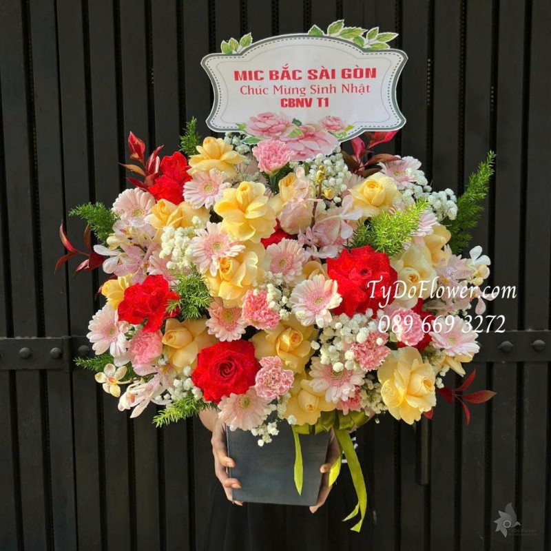 G0126063 GIỎ HOA CHÚC MỪNG SINH NHẬT Thiết kế Hoa Hồng Đỏ Ecuador, Hoa Hồng Vàng Victor