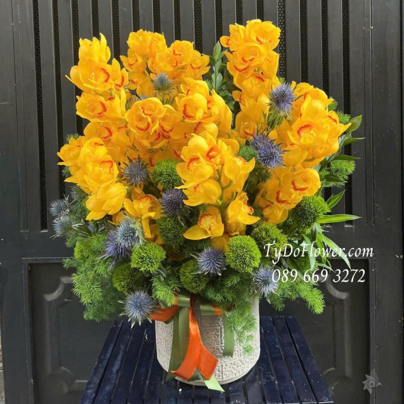 G0126064 GIỎ HOA CHÚC MỪNG Thiết kế Hoa Địa Lan Vàng, Green Wicky, Hoa Nhím Biển Sea Holly