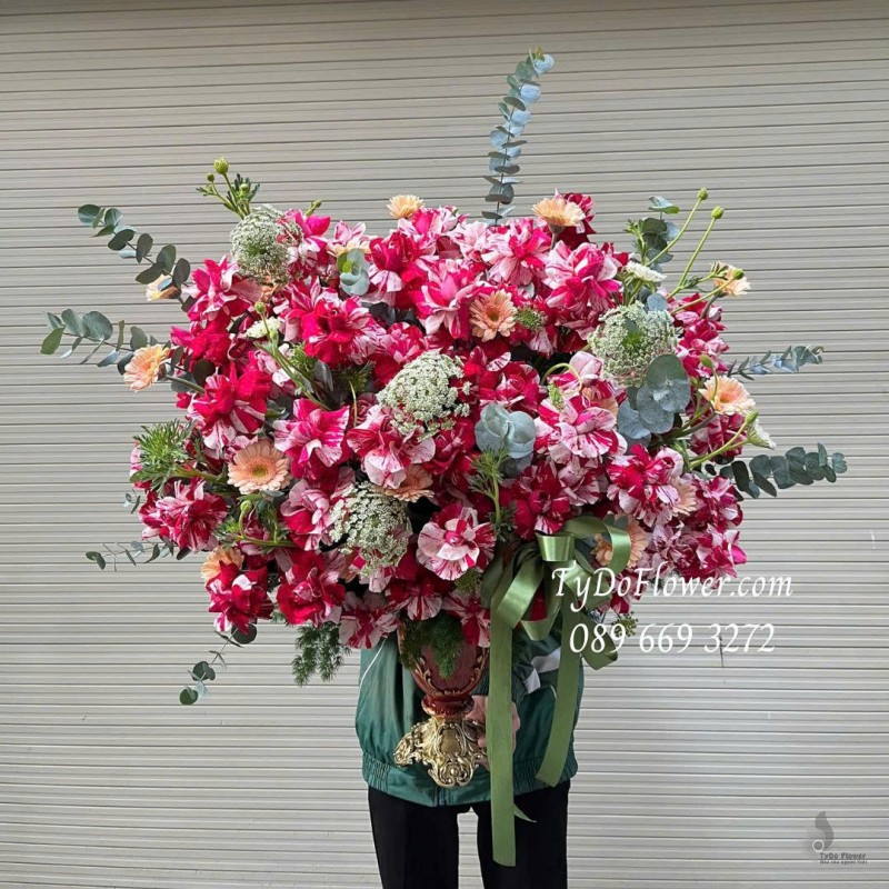 B0126065 BÌNH HOA CHÚC MỪNG Thiết kế Hoa Hồng Đỏ Kẹo gấp cánh nghệ thuật