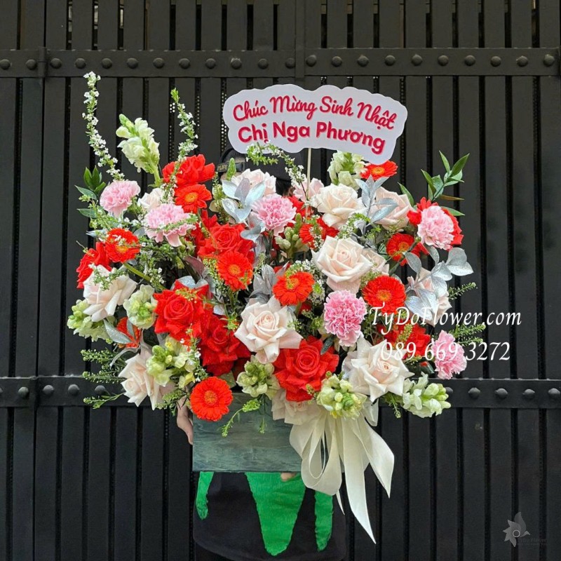 G0126066 GIỎ HOA CHÚC MỪNG SINH NHẬT Thiết kế Hoa Hồng Kem, Hoa Hồng đỏ cam, đồng tiền mini