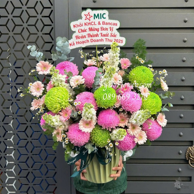 G0126069 GIỎ HOA CHÚC MỪNG Thiết kế hoa Cúc Mẫu Đơn hồng, xanh lá, phi yến, đồng tiền mini