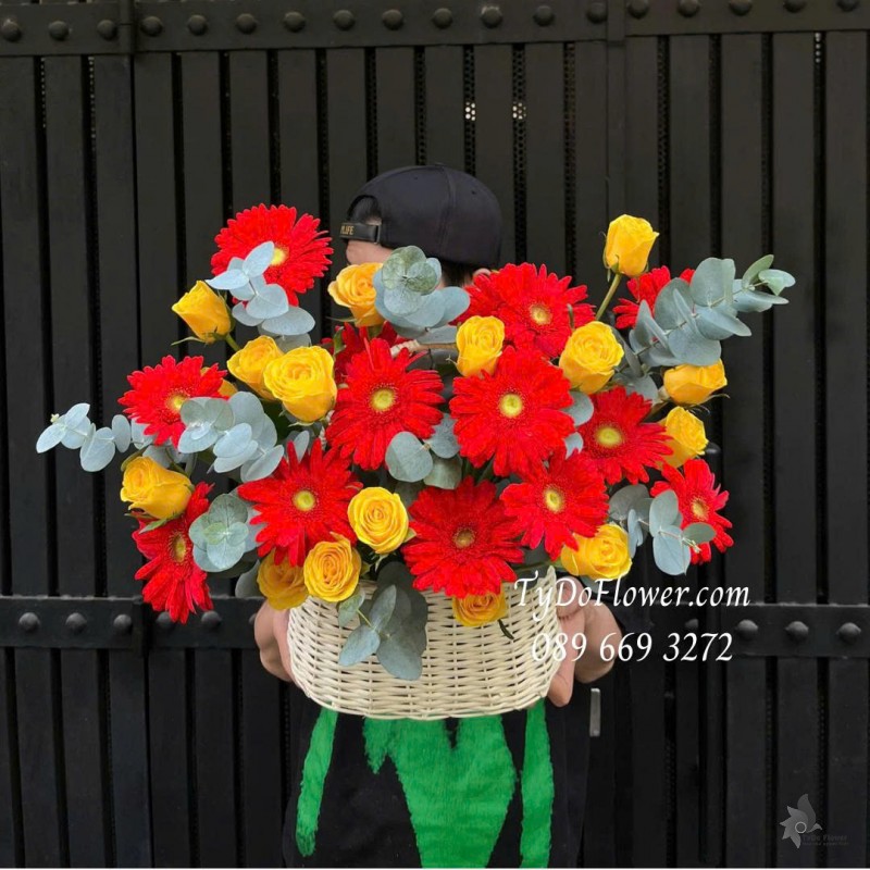 G0126072 GIỎ HOA CHÚC MỪNG Thiết kế Hoa Hồng Vàng, Đồng Tiền Đỏ