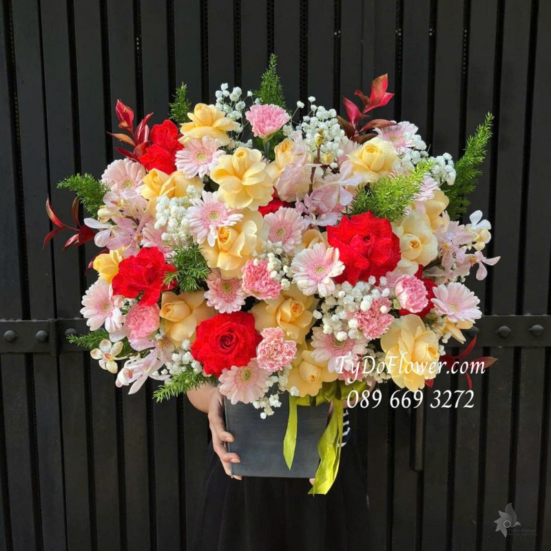 G0126076 GIỎ HOA CHÚC MỪNG Thiết kế hoa hồng vàng Victor, đỏ Ecuador, đồng tiền minim phăng hồng