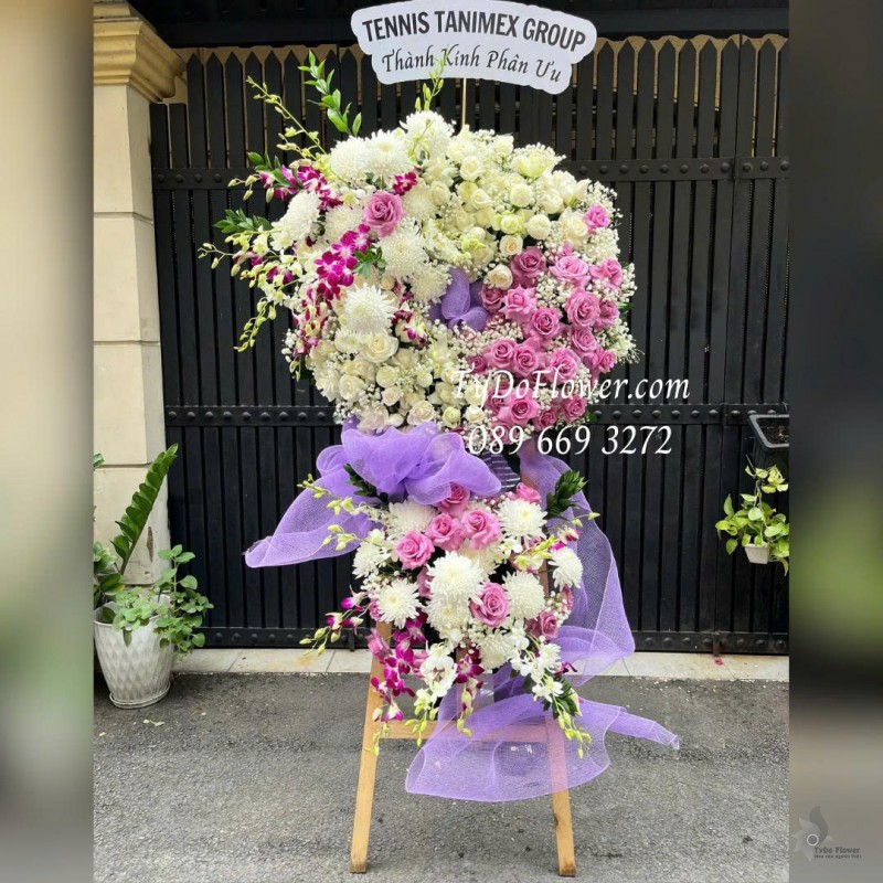 KCB0126079 KỆ HOA TANG LỄ VÒNG HOA CHIA BUỒN Thành Kính Phân Ưu Thiết kế 02 tầng cúc Magum, hoa hồng trắng tím, hoa lan trắng tím