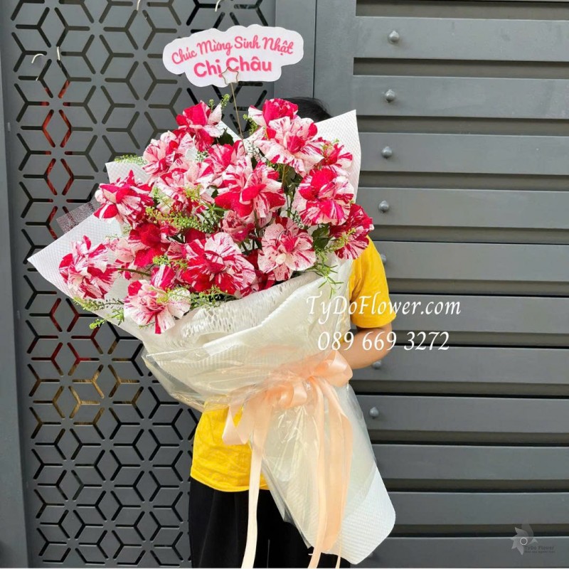 B0226084 BÓ HOA CHÚC MỪNG SINH NHẬT Thiết kế Hoa Hồng Đỏ Kẹo