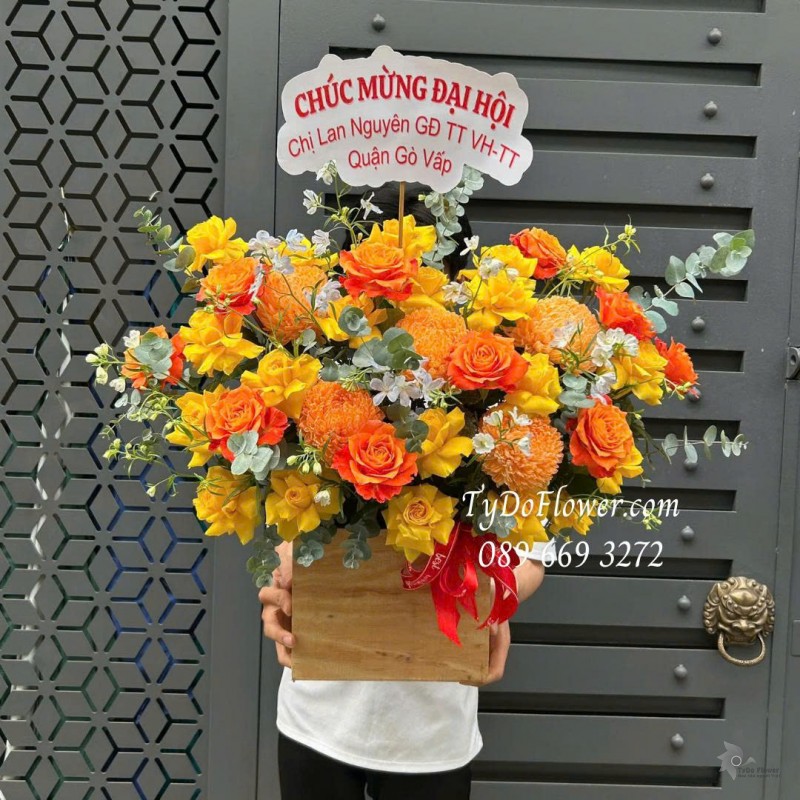 G0226087 GIỎ HOA CHÚC MỪNG ĐẠI HỘI Thiết kế Hoa Hồng Cam Party, Cúc Mẫu Đơn Cam, Hoa Hồng Vàng Gold