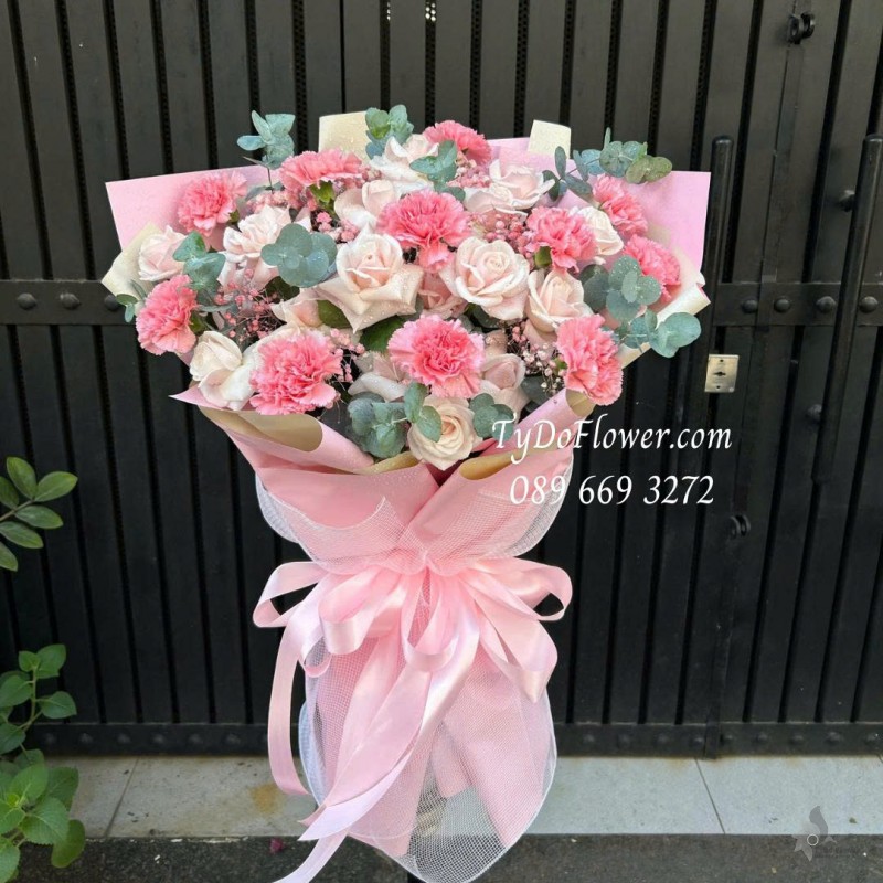 B0226092 BÓ HOA MÀU HỒNG PASTEL Thiết kế hoa hồng kem, cẩm chướng phăng hồng