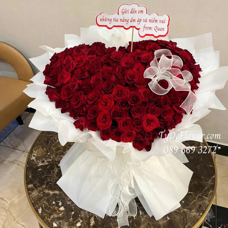 B0226094 BÓ HOA HỒNG ĐỎ ECUADOR ROSE Thiết kế bó hoa trái tim đỏ