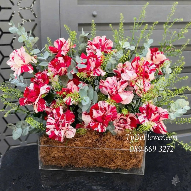 B0226096 GIỎ HOA HỒNG ĐỎ KẸO Thiết kế gấp cánh hoa nghệ thuật trong hộp Mica cao cấp