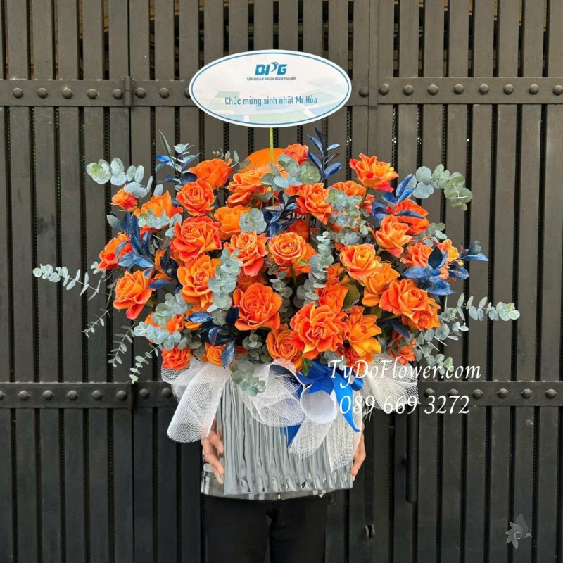 G0226099 GIỎ HOA HỒNG CAM PARTY Thiết kế gấp cánh nghệ thuật, hoa chúc mừng sinh nhật Nam