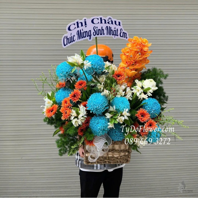 G0226102 GIỎ HOA CHÚC MỪNG SINH NHẬT Thiết kế tông màu cam xanh dương, chủ đạo cúc mẫu đơn, địa lan, đồng tiền tua