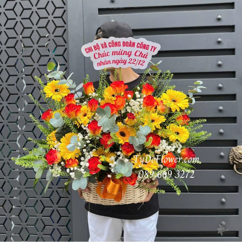 G0226105 GIỎ HOA CHÚC MỪNG NGÀY 22-12 Thiết kế tông màu vàng cam, hoa hồng cam cháy, đồng tiền vàng