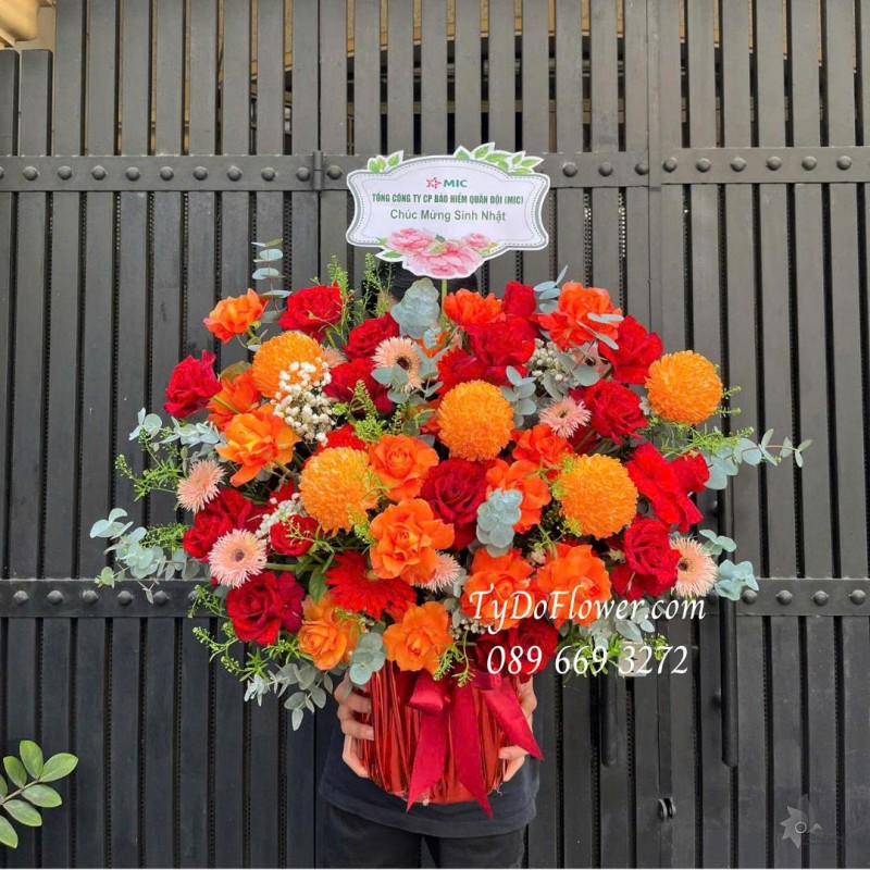 G0226112 GIỎ HOA MÀU ĐỎ CAM Thiết kế hoa hồng đỏ cam, cúc mẫu đơn cam