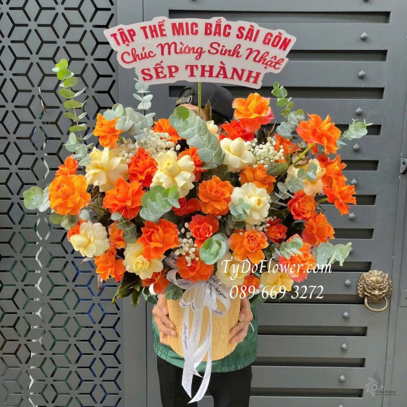G0226114 GIỎ HOA CHÚC MỪNG SINH NHẬT SẾP Thiết kế hoa hồng cam party, vàng victor