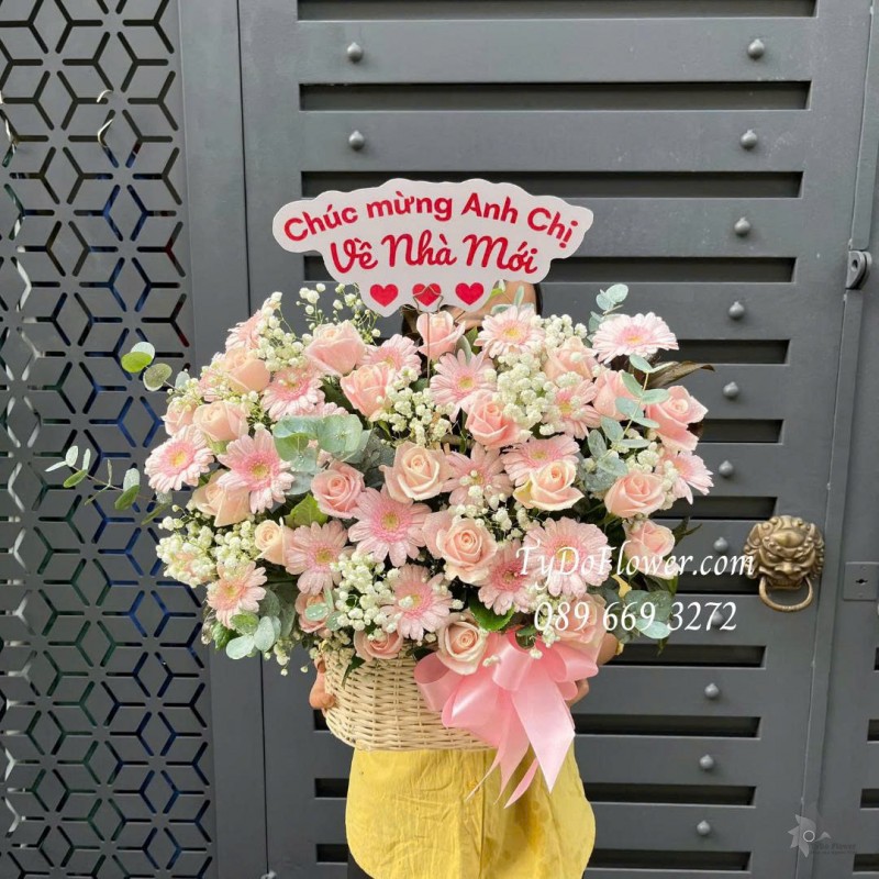 G0226115 GIỎ HOA HỒNG PASTEL Mừng về nhà mới Thiết kế hoa hồng kem, đồng tiền mini