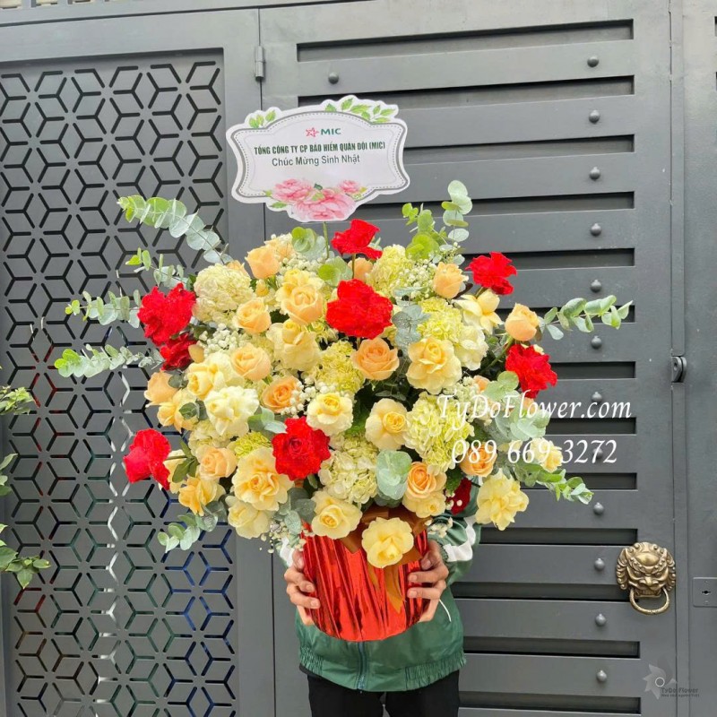 BI0226116 BÌNH HOA CHÚC MỪNG SINH NHẬT Thiết kế hoa hồng Ecuador, vàng Victor, Cẩm tú cầu