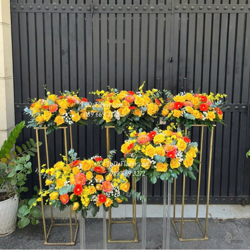GI0226119 ĐẶT TỪ 02 Bát hoa để bàn đại biểu Thiết kế tông màu vàng cam, chủ đạo hoa hồng, đồng tiền, lan vũ nữ