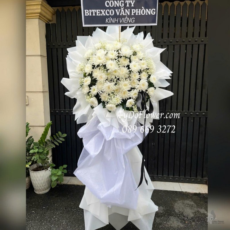 KCB0226125 KỆ HOA TANG LỄ VÒNG HOA CHIA BUỒN Kính Viếng Thiết kế hoa cúc trắng