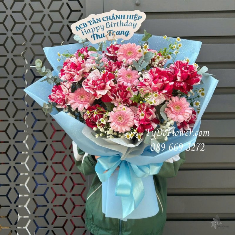 B0226145 BÓ HOA HAPPY BIRTHDAY Thiết kế hoa hồng đỏ kẹo, đồng tiền mini hồng