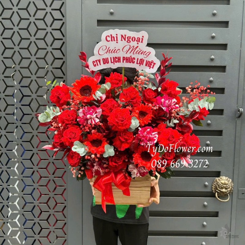G0226158 GIỎ HOA CHÚC MỪNG Thiết kế tông màu đỏ, chủ đạo hoa hồng