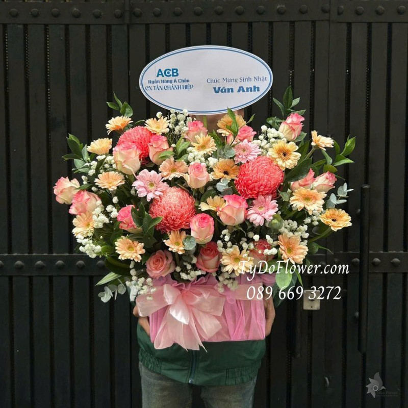 G0226159 GIỎ HOA CHÚC MỪNG SINH NHẬT Thiết kế hoa hồng song hỷ, cúc mẫu đơn, đồng tiền mini