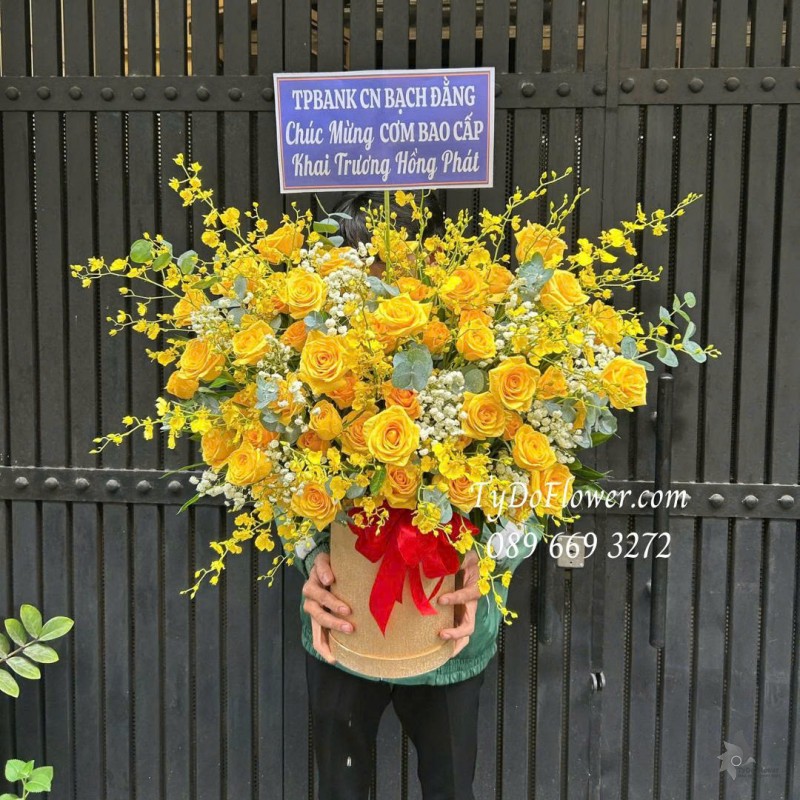 G0226169 GIỎ HOA CHÚC MỪNG KHAI TRƯƠNG HỒNG PHÁT Thiết kế hoa hồng vàng, lan vũ nữ