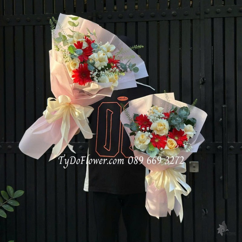 B0226198 ĐẶT TỪ 02 BÓ HOA CHÚC MỪNG thiết kế hoa hồng vàng victor, đồng tiền đỏ